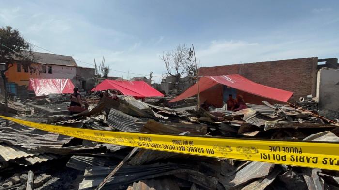 KEBAKARAN - Sejumlah korban kebakaran 38 rumah menceritakan apa yang mereka saksikan saat kebakaran hebat melanda Desa Galung Tulu, Kecamatan Balanipa, Kabupaten Polman, Sulbar, Senin (2/3/2026).