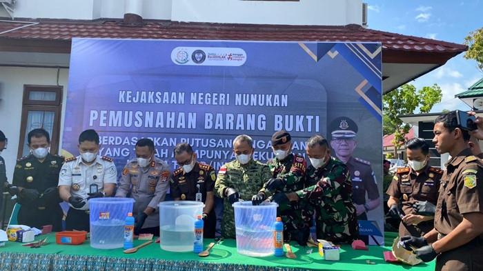 memusnahkan barang bukti narkotika jenis sabu