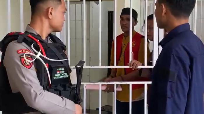 SIDANG RISMAN-Risman, pelaku pembunuhan karyawati koperasi saat hendak digiring menuju ke ruang sidang di kantor Pengadilan Negeri Pasangkayu, Rabu (4/3/2026). Risman hari ini resmi mejalani sindang perdana dengan agenda pembacaan surat dakwaan oleh jaksa penuntut umum. Namun sidang berjalan tertutup, sehingga pihak keluarga tidak bisa mengikuti.