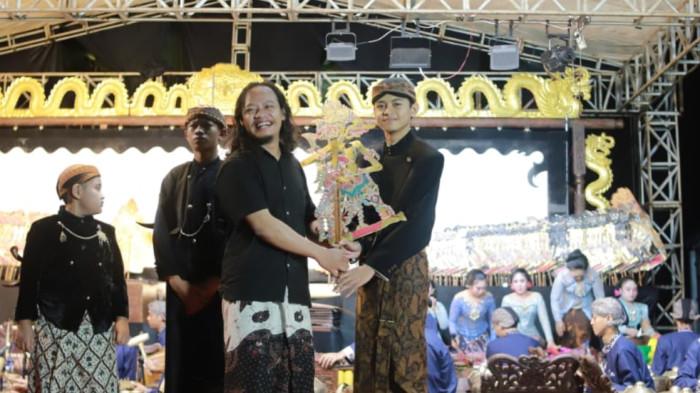 BEJO LESTARI LARAS - Penyerahan Wayang Prabu Jarasandha dari Ki Rama Aditya kepada Ki Vincent Colin Putra Farlian saat acara rutinan setiap dua tahun sekali dan Gerebeg Suro di Sanggar Bejo Lestari Laras Pati (Juli 2025).