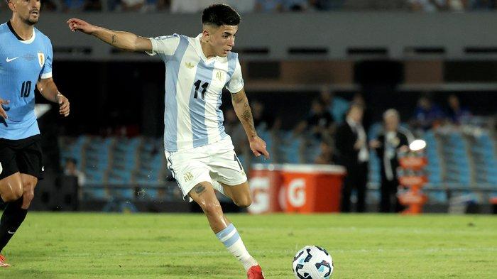 Pemain Argentina, Thiago Almada menendang bola ke gawang Uruguay dalam lanjutan Kualifikasi Piala Dunia 2026 Zona CONMEBOL, Sabtu (22/3/2025) pagi WIB. (Website Federasi Sepak Bola Argentina)