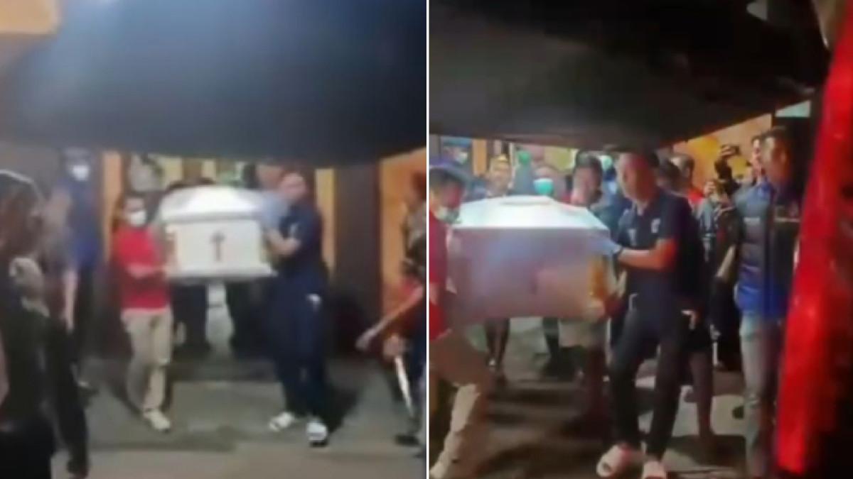 Jenazah Bertrand Eko Prasetyo (18) korban penembakan polisi dibawa pihak keluarga usai menjalani pemeriksaan di RS Bhayangkara Makassar, Kota Makassar, Sulsel, Senin (2/3/2026).