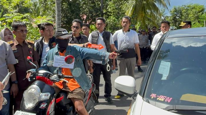 REKA ULANG - Eksekutor pelaku penembakan pria hingga tewas di Polman menjalani rekontruksi adegan menembak di Desa Lagu-Agi, Kecamatan Campalagian, Polman, Sulbar, Senin (3/11/2025). Empat tersangka merencanakan pembunuhan korban.