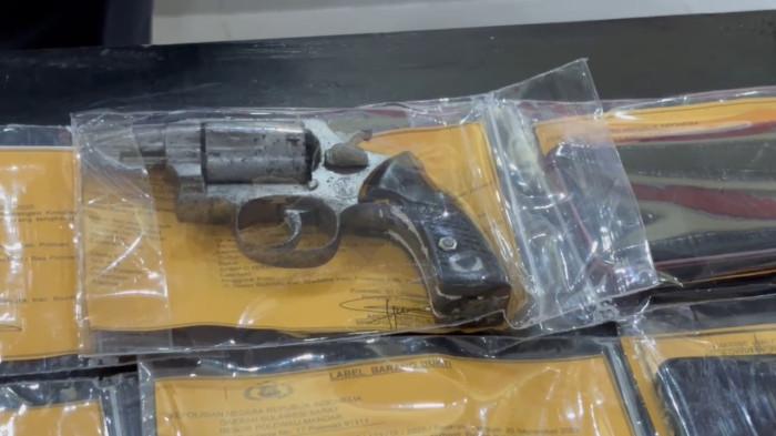 PENEMBAKAN - Barang bukti senpi dengan nomor seri nomor seri 22618, terdapat enam butir peluru Revolver serta 15 butir peluru HS, dihadiri saat konferensi pers di Mapolres Polman, pada Senin (3/11/2025)
