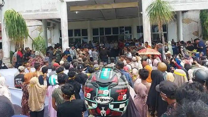 UNJUK RASA - Massa Gerakan Mahasiswa Pemuda dan Masyarakat Kabupaten Aceh Singkil (Gampemas) melakukan unjuk rasa ke kantor DPRK Aceh Singkil, Selasa (3/3/2026). Aksi tersebut digelar untuk mendesak agar Anggaran Pendapatan dan Belanja Kabupaten (APBK) Aceh Singkil Tahun 2026 segera disahkan. (Serambinews.com/Dede Rosadi)