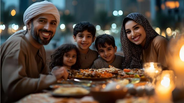 SAHUR- Ilustrasi sahur Ramadan sebuah keluarga dengan nuansa sederhana.