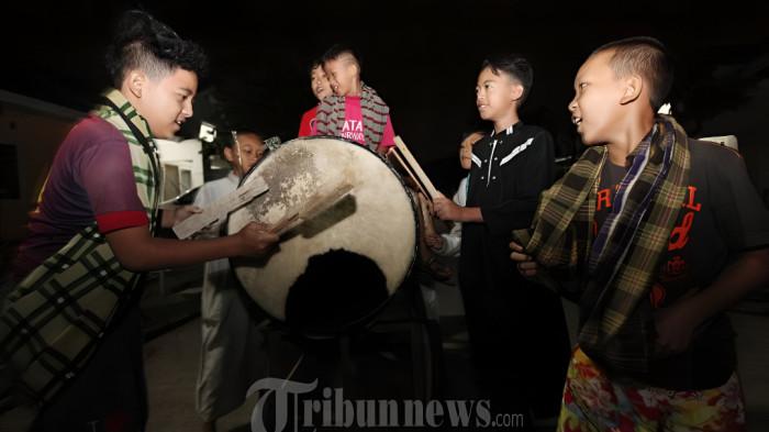 BEDUK SAHUR - Sejumlah anak menabuh beduk keliling permukiman di Komplek Rancamanyar Regency, Desa Rancamanyar, Kecamatan Baleendah, Kabupaten Bandung, Minggu (28/6) dini hari. Kegiatan ini merupakan inisiatif anak-anak setempat selama Ramadan untuk mengajak warga di permukiman tersebut bersahur. (TRIBUN JABAR/GANI KURNIAWAN)