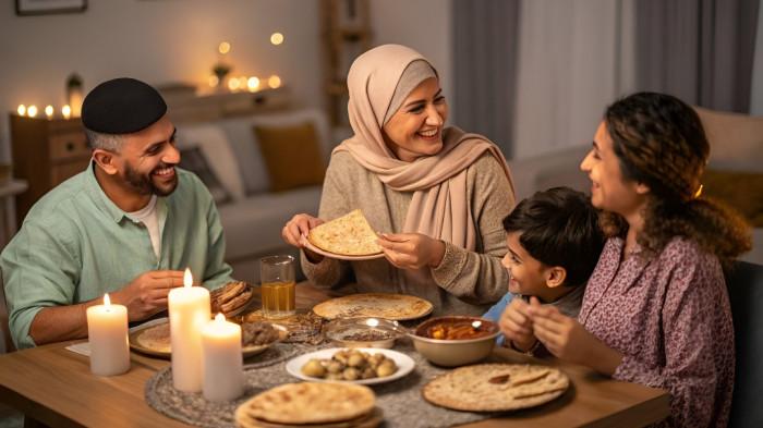 SAHUR- Ilustrasi sebuah keluarga yang tengah melaksanakan sahur untuk menjalankan ibadah puasa di esok hari.