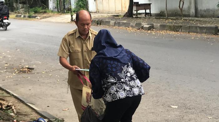 DIPERIKSA KPKI - Suasana beberapa penjabat Pemkab Pekalongan saat mendapatkan kiriman baju dari keluarga ketika hendak dibawa KPK ke Jakarta.