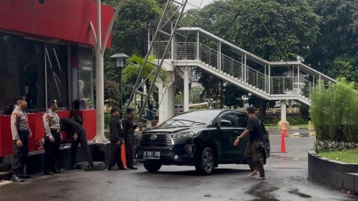 TIBA DI KPK - Bupati Pekalongan Fadia Arafiq bersama ajudan dan orang kepercayaannya sudah tiba di Gedung Merah Putih KPK, Jakarta, menggunakan mobil hitam seusai terjaring dalam OTT di Semarang, Selasa (3/3/2026) dini hari.