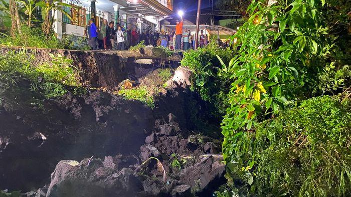 CEK LOKASI LONGSOR - Petugas gabungan dari unsur BPBD, TNI Polri dan pemerintah Purbaratu tengah meninjau lokasi longsor yang menutup akses jalan lingkungan di Kampung Purbaratu, Kota Tasikmalaya, Selasa (3/3/2026) malam.