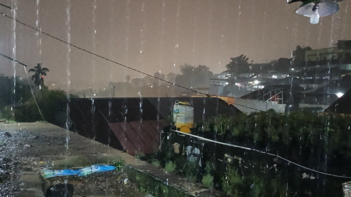 HUJAN - Hujan deras mengguyur Kelurahan Singkil 1, Lingkungan 2, Kecamatan Singkil, Manado, Sulawesi Utara (Sulut), Selasa 17 Februari 2026 malam.