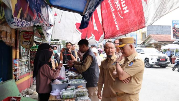 UJI SAMPEL TAKJIL- Kegiatan uji sampel takjil yang dilaksanakan Balai POM di Tarakan dihadiri juga Wali Kota Tarakan, Khairul, Selasa (3/3/2026) kemarin.