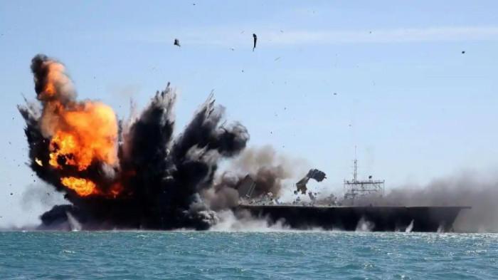 IRAN VS AS-ISRAEL - Garda Revolusi Iran menyerang kapal angkatan laut dalam latihan militer di Selat Hormuz, 25 Februari 2015. Ketegangan Amerika Serikat-Iran meningkat, seiring 10 kapal perang AS mengepung Iran pada akhir Januari 2026. (KOMPAS.com/FARS/HAMED JAFARNEJAD)