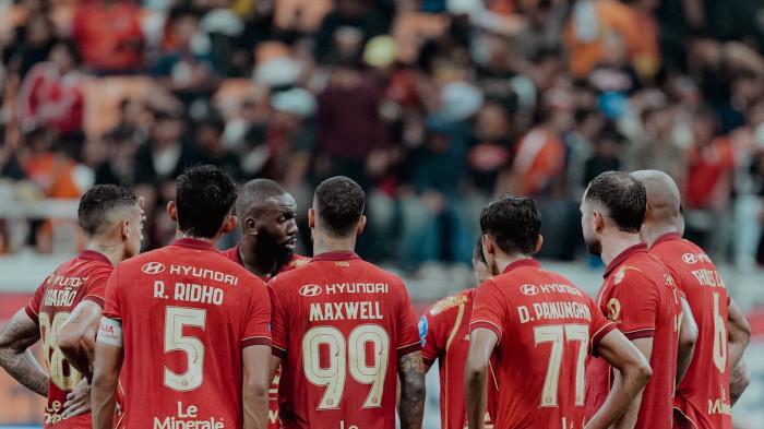 PILAR PERSIJA ABSEN - Pelatih Persija Jakarta, Mauricio Souza dibuat pening setelah sejumlah pilar utama Macan Kemayoran berpotensi menghilang saat duel melawan Dewa United.  Bek sekaligus kapten Persija, Rizky Ridho, mengungkapkan kekecewaannya usai timnya ditahan imbang 2-2 oleh Borneo FC. Ia menganggap 10 laga sisa Super League final.