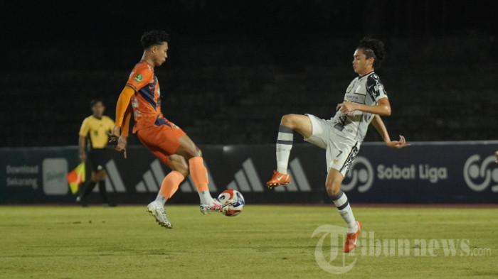 BEREBUT BOLA - Pesepak bola Kendal Tornado FC, Ibnu Hajar berebut bola dengan pesepak bola Persipura Jayapura, Reno Salampessy (kanan) dalam pertandingan Liga 2 di Stadion Manahan, Solo, Minggu (1/3/2026). Persipura kalah dengan skor 2-1 atas tuan rumah Kendal Tornado FC.