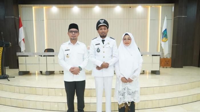 LANTIK - Bupati Sirajudin Lasena, saat melantik dan mengambil sumpah penjabat Sangadi Desa Kuala, Kecamatan Kaidipang.