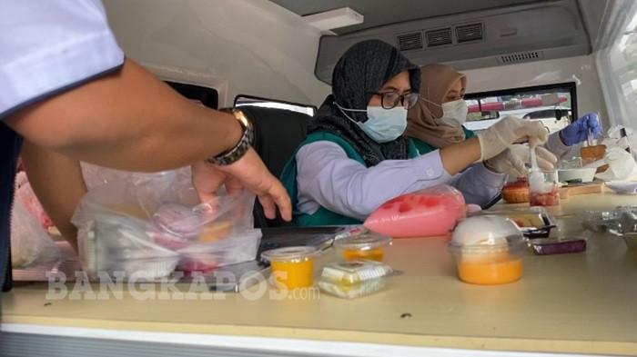 BPOM CEK TAKJIL - Petugas BPOM Pangkalpinang saat melakukab pengujian dan pengecekan kandungan berbahaya terhadap sampel takjil di Kabupaten Bangka, Rabu (4/3/2026).