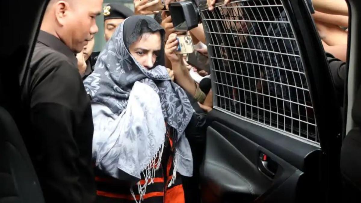 OTT KPK - Bupati Pekalongan Fadia Arafiq mengenakan rompi tahanan usai menjalani pemeriksaan pasca terjaring operasj tangkap tangan (OTT) di Gedung Merah Putih KPK, Jakarta, Rabu (4/3/2026). KPK resmi menahan Bupati Pekalongan?Fadia Arafiq terkait pengadaan jasa outsourcing dan pengadaan lainnya di lingkungan Pemerintah Kabupaten (Pemkab) Pekalongan Tahun Anggaran 2023-2026.