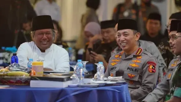 Kapolri Jenderal Listyo Sigit Prabowo Silaturahmi Ramadan ke Polda Jabar. Momen ini dimanfaatkan untuk membangun sinergitas dengan ulama hingga buruh dan ojol. (dok Polri) Kapolri Jenderal Listyo Sigit Prabowo Silaturahmi Ramadan ke Polda Jabar. Momen ini dimanfaatkan untuk membangun sinergitas dengan ulama hingga buruh dan ojol. (dok Polri)