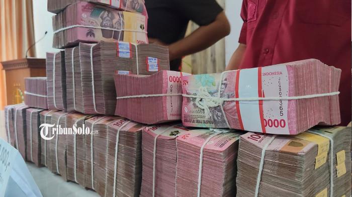 ILUSTRASI UANG. Penampakan uang sejumlah Rp1,9 miliar yang dihadirkan di Kejari Karanganyar, Rabu (4/2/2026).  Guru madrasah di Boyolali belum merasakan insentif yang disebut Seskab Teddy.