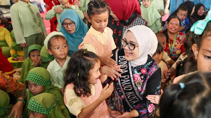 DUKUNG PAUD - Bunda PAUD Kota Surabaya, Rini Indriani saat bertemu anak-anak di Surabaya beberapa waktu lalu. Pemerintah Kota (Pemkot) Surabaya memastikan akan memberikan beasiswa bagi jenjang pra-sekolah atau Pendidikan Anak Usia Dini (PAUD) pada 2026 kepada 8.000 kuota penerima.