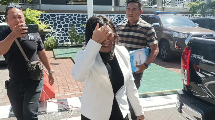 DIPERIKSA - Bupati Sitaro Chyntia Kalangit mendatangi kantor Kejati Sulut, Jumat (27/2/2026). Kedatangannya untuk memenuhi panggilan pemeriksaan dalam penyelidikan kasus dugaan korupsi dana stimulan bencana gunung ruang.