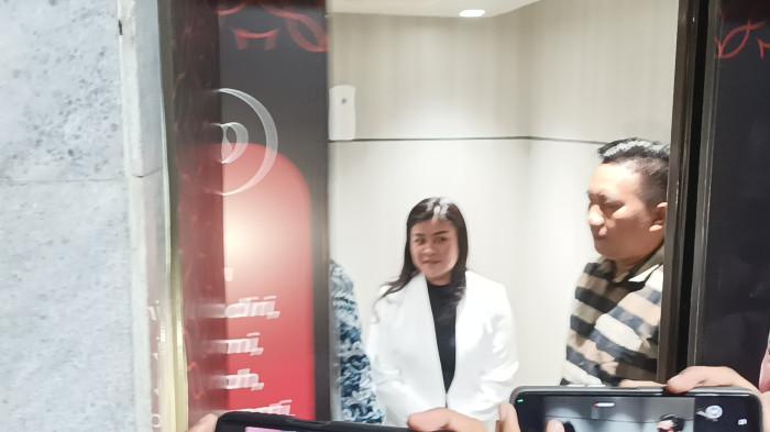 Bupati Sitaro Chyntia Kalangit memenuhi undangan Kejati Sulut sebagai saksi kasus dugaan korupsi dana stimulan pembangunan kembali pasca bencana erupsi gunung Ruang anggaran 2024, Jumat (27/2/2026).