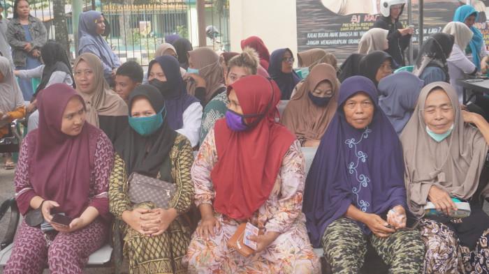 PASAR MURAH — Suasana warga mengantre di Pasar Murah Ramadan di halaman Polres Gorontalo, Rabu (4/3/2026) pagi. (Sumber Foto: Fajri A Kidjab)