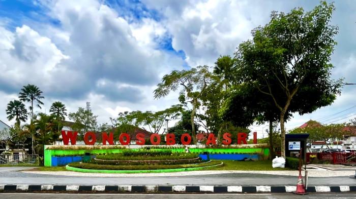 PUSAT KOTA WONOSOBO - Suasana kawasan pusat kota Wonosobo, Minggu (22/2/2026) pagi. Jalanan relatif lengang dengan pepohonan di sisi jalan yang menambah kesejukan kota. Kawasan ini menjadi salah satu titik yang ramai dilalui warga dan wisatawan terlebih saat akhir pekan.