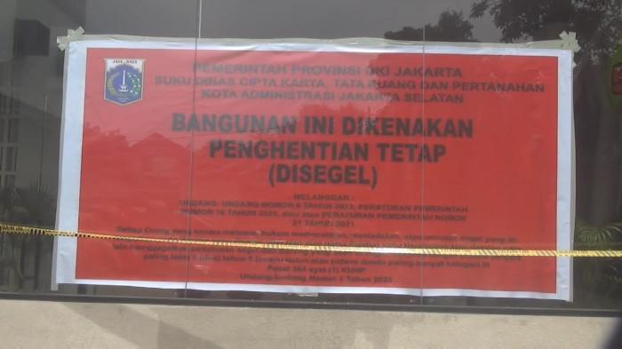 LAPANGAN PADEL DISEGEL - Lapangan padel Fourthwall di Jalan Haji Nawi, Cilandak, Jakarta Selatan, disegel pada Selasa (3/3/2026) kemarin.