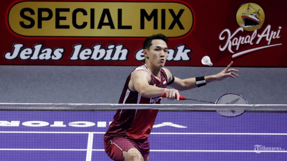 INDONESIA OPEN 2025 - Pebulu tangkis tunggal putra Indonesia Jonatan Christie mengembalikan kok ke arah pebulu tangkis tunggal putra Singapura Jia Heng Jason Teh pada babak 32 besar Kapal Api Indonesia Open 2025 di Istora Senayan, Gelora Bung Karno, Jakarta, Selasa (3/6/2025). Jonatan Christie melaju ke babak 16 besar setelah menang dengan skor 8-21, 21-11 dan 21-12. TRIBUNNEWS/IRWAN RISMAWAN