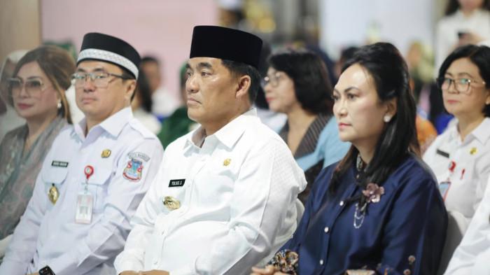 BERBAGI: Safari Ramadan Pemerintah Provinsi Sulawesi Utara berlangsung khidmat di Masjid Agung Awwal Fathul Mubien, Kecamatan Tuminting, Rabu (4/3/2026). Gubernur YSK bersama jajaran menyerahkan bantuan kepada masyarakat. Bantuan tersebut menjadi simbol kehadiran pemerintah di tengah umat, khususnya pada bulan suci Ramadan
