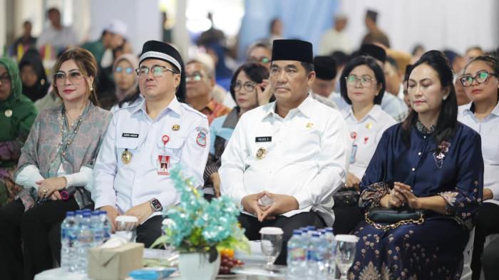 BERBAGI: Safari Ramadan Pemerintah Provinsi Sulawesi Utara berlangsung khidmat di Masjid Agung Awwal Fathul Mubien, Kecamatan Tuminting, Rabu (4/3/2026). Gubernur YSK bersama jajaran menyerahkan bantuan kepada masyarakat. Bantuan tersebut menjadi simbol kehadiran pemerintah di tengah umat, khususnya pada bulan suci Ramadan