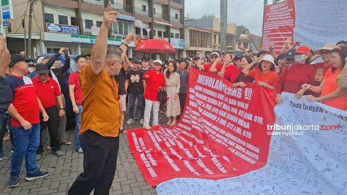 TOLAK RUMAH DUKA CITRA - Warga Perumahan Citra 2 Kalideres, Jakarta Barat mengelar aksi unjuk rasa menolak pembangunan rumah duka dan krematorium di kawasan tempat tinggal mereka, Sabtu (21/2/2026). TRIBUNJAKARTA.COM/ELGA PUTRA
