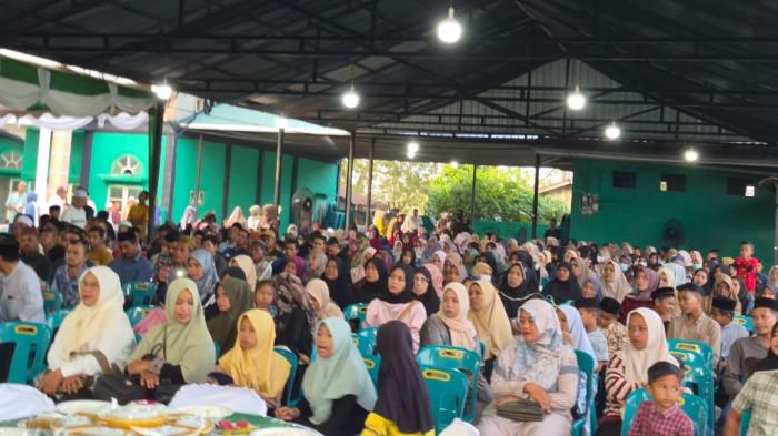 Sebanyak 2.000 warga Kabupaten Bireuen, Aceh, termasuk korban banjir dan tanah longsor ikut buka puasa bersama dengan Anggota Komisi V DPR RI Fraksi Partai Kebangkitan Bangsa (F-PKB), H Ruslan Daud (HRD) di kediamannya komplek Meuligoe Residen, Cot Gapu Kota Juang, Bireuen, Rabu (4/3/2026).
