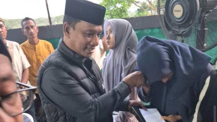 Sebanyak 2.000 warga Kabupaten Bireuen, Aceh, termasuk korban banjir dan tanah longsor ikut buka puasa bersama dengan Anggota Komisi V DPR RI Fraksi Partai Kebangkitan Bangsa (F-PKB), H Ruslan Daud (HRD) di kediamannya komplek Meuligoe Residen, Cot Gapu Kota Juang, Bireuen, Rabu (4/3/2026).