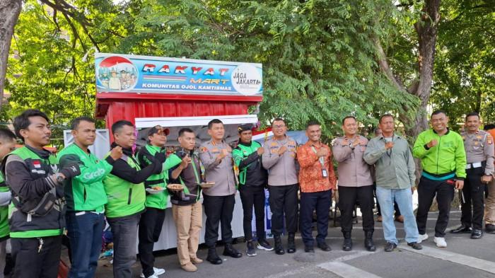 Kapolresta Bandara Soekarno-Hatta Kombes Pol Ronald F.C. Sipayung bersama komunitas ojek online meresmikan “Ojek Online Mart Kamtibmas” di Jalan Parimeter Selatan, Jumat (31/10/2025). Program ini menjadi wadah sinergi antara Polri dan pengemudi ojek online dalam menjaga keamanan kawasan bandara.