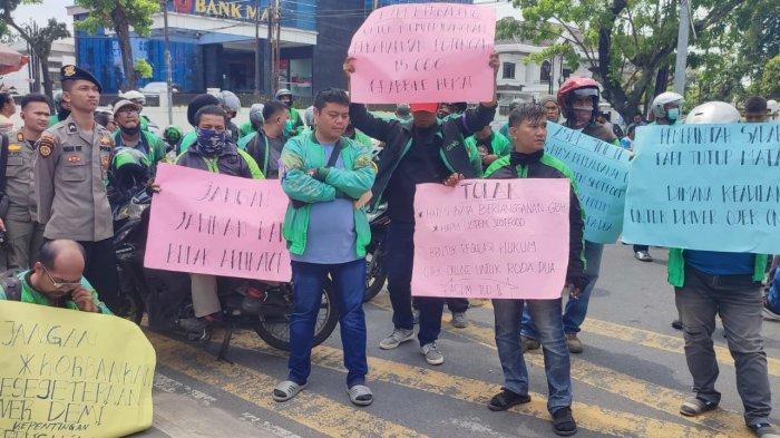 Puluhan driver ojek online Sumut yang bergabung dalam Aksi Solidaritas Driver Medan ( ASDM) menggelar aksi unjuk rasa di Kantor Gubernur Sumut, Senin (23/2/2025). Aksi ini merupakan lanjutan dari aksi unjuk rasa beberapa waktu lalu