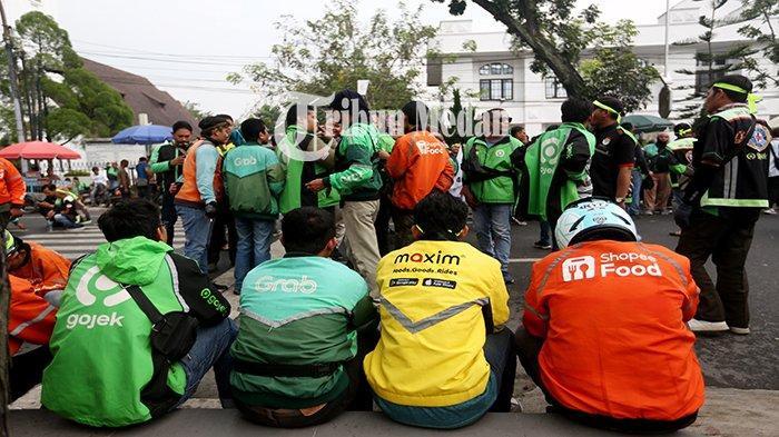 DRIVER OJOL- Sejumlah driver ojek online dari berbagai platform seperti Gojek, Grab, Maxim, dan ShopeeFood berkumpul di salah satu titik di Kota Medan. Usulan anggota Komisi V DPR RI, Adian Napitupulu, terkait penerapan sistem berlangganan sebagai alternatif potongan komisi yang dinilai terlalu tinggi mendapat respon beragam dari driver ojol di Medan.
