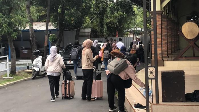 KE JAKARTA - Beberapa pejabat Pemkab Pekalongan diberangkatkan ke Jakarta dari Mapolres Pekalongan Kota, Selasa (3/3/2026) sore. Mereka akan menjalani pemeriksaan lanjutan di Gedung KPK terkait OTT Bupati Fadia Arafiq.