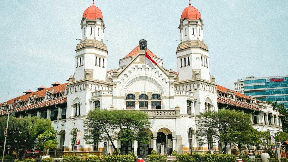 Lawang Sewu, satu tempat wisata hits dan ikonik di Semarang, Jawa Tengah buat dijelajahi.