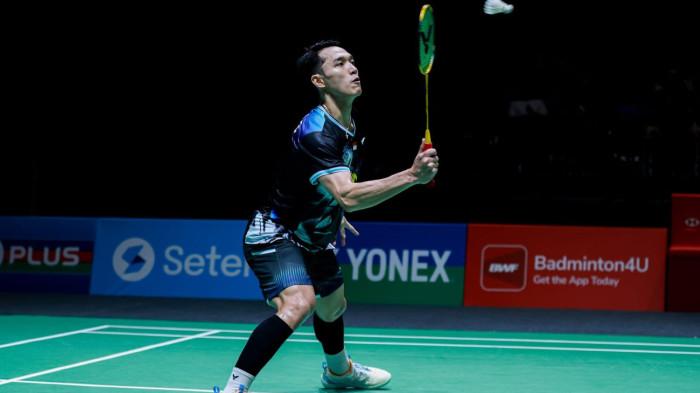 RAIH KEMENANGAN - Pebulutangkis tunggal putra Indonesia, Jonatan Christie lolos ke babak perempat final atau delapan besar Malaysia Open 2026. Kepastian itu ia dapatkan usai mengalahkan wakil tuan rumah, Leong Jun Hao dengan skor 21-18, 21-11 di Axiata Arena, Kuala Lumpur, Malaysia, Kamis (8/1/2026).