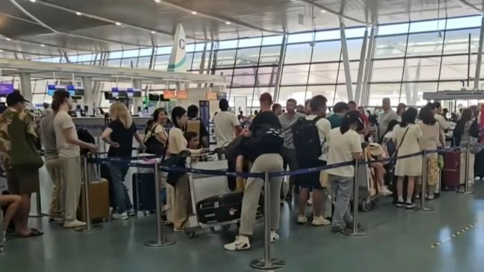TURIS PHUKET TERDAMPAR - Tangkap layar suasana Bandara Internasional Phuket pada Senin (2/3/2026) yang dipenuhi turis yang terdampar akibat perang Iran vs AS-Israel. Presiden Dewan Pariwisata Phuket, Rangsiman Kingkaew melaporkan bahwa hingga Senin (2/3/2026), pihaknya mencatat lebih dari 5.000 turis terdampar di Phuket akibat pembatalan sedikitnya 30 penerbangan.