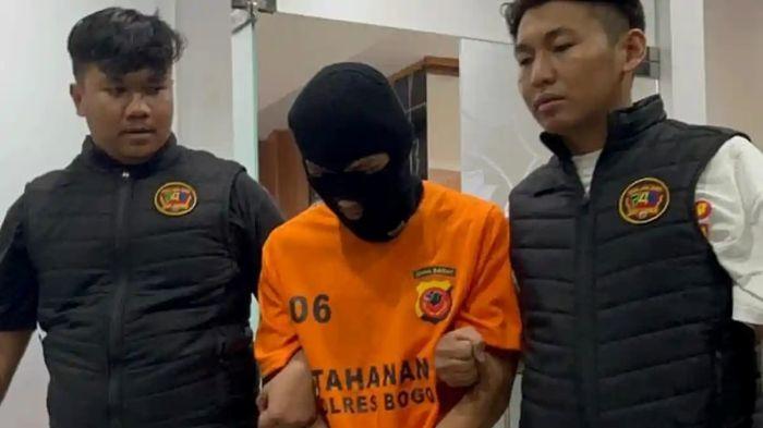 PEMBUNUHAN BOS TOKO REMPAH: MH (22) pelaku pembunuhan terhadap pasutri warga negara Pakistan di Desa Citeko, Kecamatan Cisarua, Kabupaten Bogor yang jasadnya dibuang ke wilayah Padalarang, Kabupaten Bandung Barat, Selasa (3/3/2026).