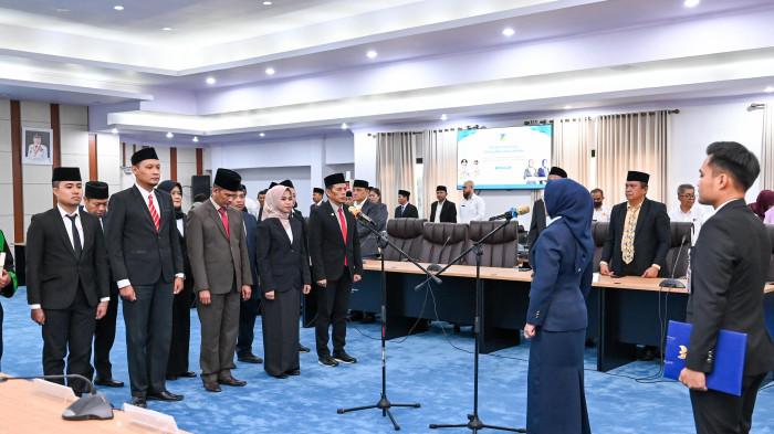 Sekretaris Provinsi Sulawesi Tengah, Novalina saat melantik dan mengambil sumpah jabatan sembilan pejabat lingkup Pemerintah Provinsi Sulawesi Tengah di Ruang Polibu, Kantor Gubernur, Kelurahan Besusu Barat, Kecamatan Palu Barat, Kota Palu, Rabu (4/3/2026) siang.