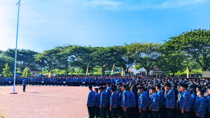 APEL ASN -- Berkemeja Korpri, ASN Pemprov Gorontalo berbaris rapi di halaman Museum Purbakala Gorontalo. THR -- Pemprov Gorontalo bayarkan THR dan Gaji ke-13 pegawainya.
