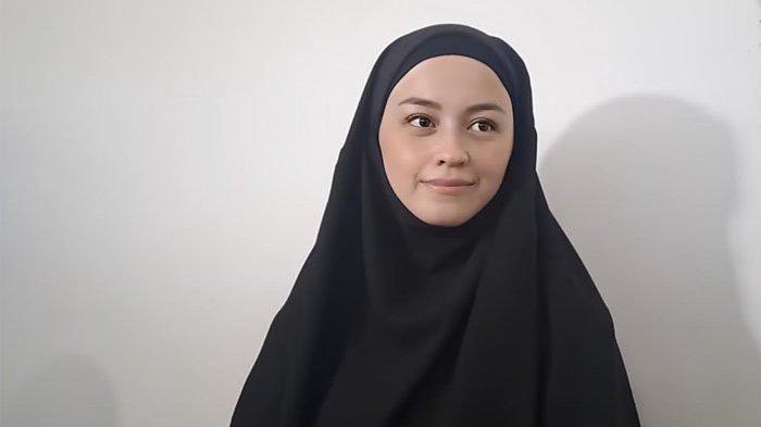 Kimberly Ryder sudah mulai perbanyak stock baju muslimah untuk mulai mengubah penampilannya, di kawasan Senayan Jakarta Pusat, Minggu (12/1/2025.