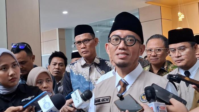 JEMAAH UMRAH TERTAHAN – Wakil Menteri Haji dan Umrah, Dahnil Anzar Simanjuntak, saat memberikan keterangan terkait keamanan jemaah di Tangerang, Selasa (3/3/2026). Ia mengonfirmasi 7.500 jemaah Indonesia telah berhasil mendarat selamat di tanah air di tengah ketidakpastian ruang udara akibat konflik di Timur Tengah.