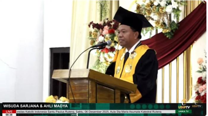 SAMBUTAN-Sambutan Rektor Unika Santu Paulus Ruteng, Dr. Agustinus Manfred Habur, Lic., Theol saat wisuda mahasiswa Unika Santu Paulus Ruteng di Aula Asumpta Ruteng, Manggarai, NTT.